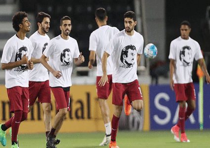 احتجاز بريطاني في الإمارات لارتدائه قميص منتخب قطر