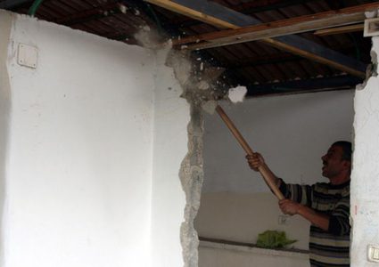 بلدية الاحتلال تجبر مقدسيًا على هدم منزله بيده