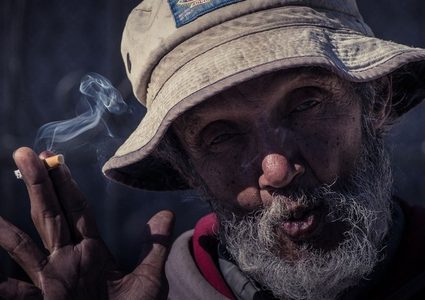 دولة تحظر بيع السجائر لمن هم دون 100 عام