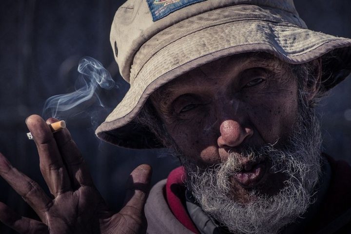 دولة تحظر بيع السجائر لمن هم دون 100 عام