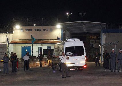 الاحتلال يزعم: أسير فلسطيني يسكب الماء الساخن على سجَّان