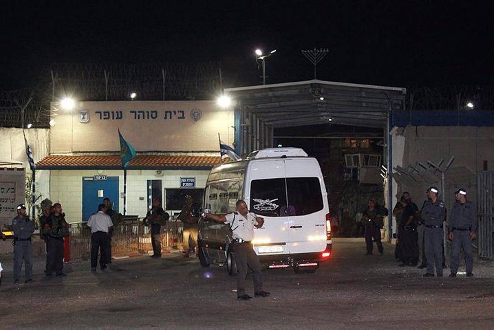 الاحتلال يزعم: أسير فلسطيني يسكب الماء الساخن على سجَّان