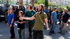 مستوطنون يغلقون مدخل اللبن الشرقية بنابلس