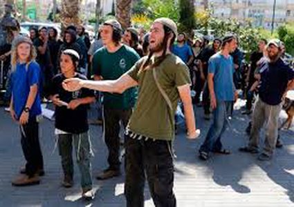 مستوطنون يغلقون مدخل اللبن الشرقية بنابلس