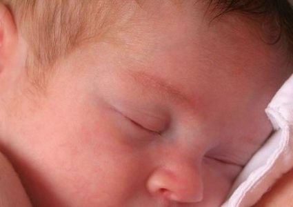 طبيب يحذر: يمنع ثقب الأذن للرضيعات دون السنة