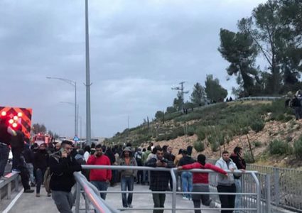 اصابة 10 عمال بينهم 5 بحالة حرجة في حادث سير غربي القدس