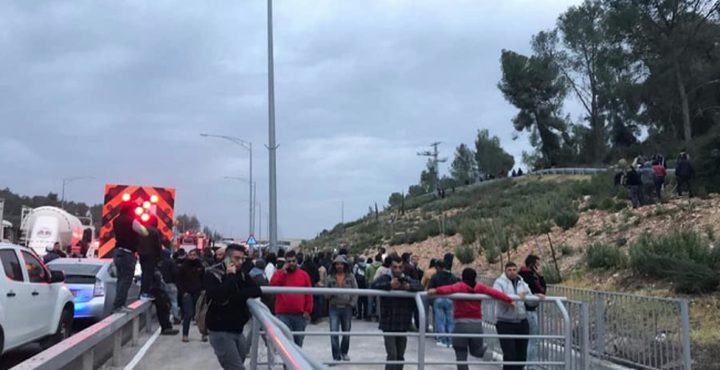 اصابة 10 عمال بينهم 5 بحالة حرجة في حادث سير غربي القدس