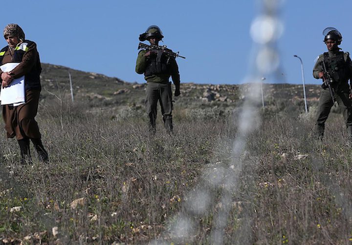 منع قوات الأمن الإسرائيلية الطلاب الفلسطينيين في مدرسة بورين من زراعة أشجار الزيتون في قرية بورين بالقرب من مدينة نابلس بالضفة الغربية في 5 فبراير 2019.