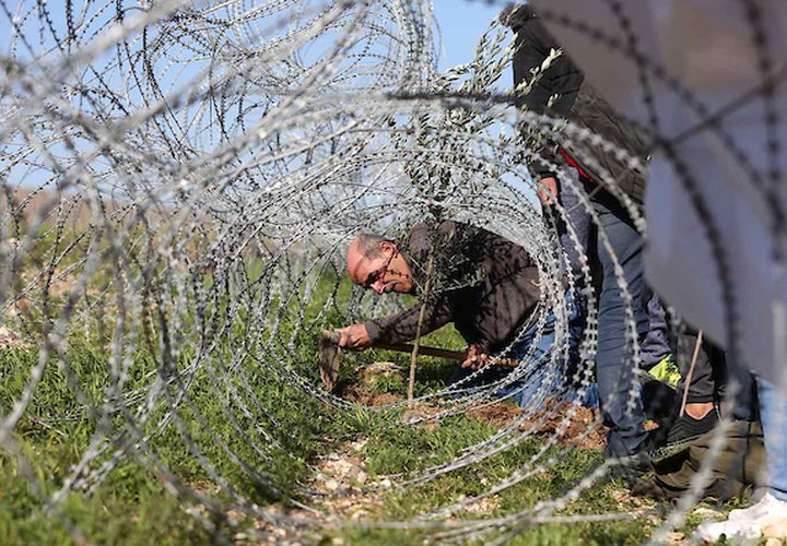 منع قوات الأمن الإسرائيلية الطلاب الفلسطينيين في مدرسة بورين من زراعة أشجار الزيتون في قرية بورين بالقرب من مدينة نابلس بالضفة الغربية في 5 فبراير 2019.