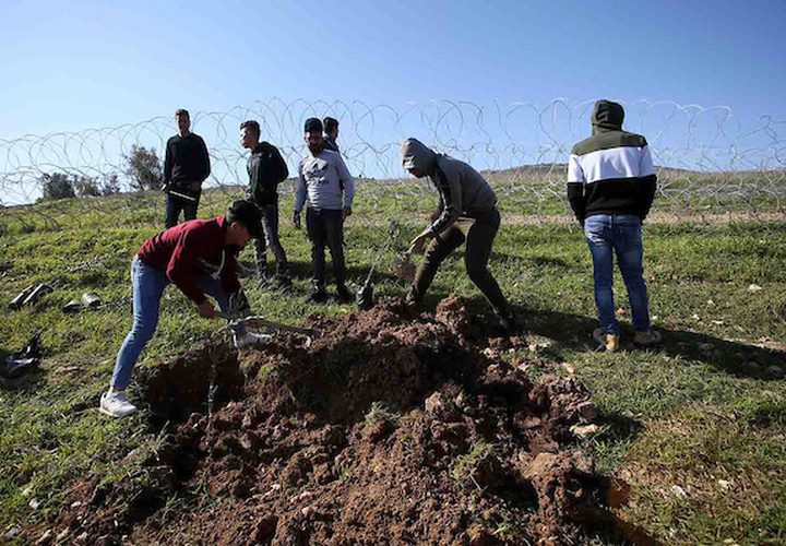 منع قوات الأمن الإسرائيلية الطلاب الفلسطينيين في مدرسة بورين من زراعة أشجار الزيتون في قرية بورين بالقرب من مدينة نابلس بالضفة الغربية في 5 فبراير 2019.