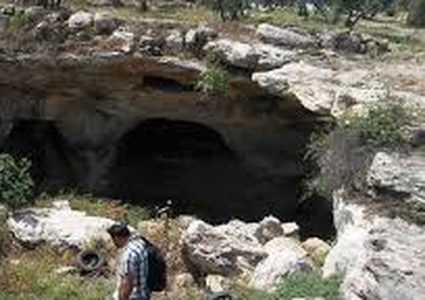 محافظ الخليل يفتتح كهوفا بعد ترميمها