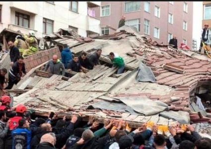 كارثة في إسطنبول.. انهيار مبنى كبير وسقوط ضحايا