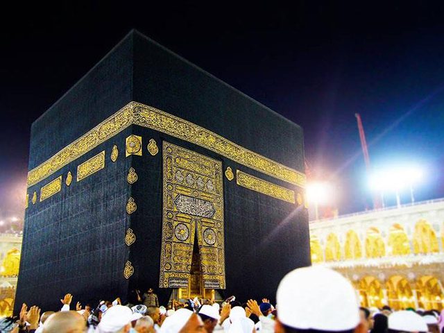 بخيوط من فضة مطلية بالذهب.. اعرف مراحل صناعة كسوة الكعبة