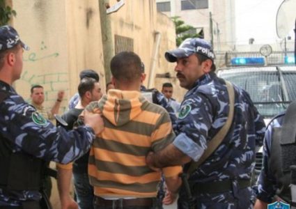 الشرطة تقبض على 3 اشخاص لقيامهم بسرقة 16 منزل قيد الانشاء