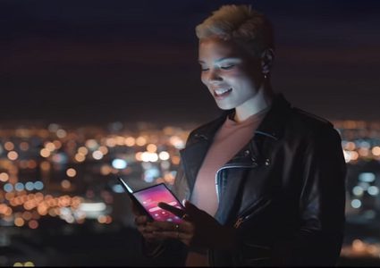 "سامسونغ" تستعرض هاتفها القابل للطي