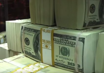 سيدة تربح اليانصيب ببطاقة بنكية مسروقة.. فمن ينال الجائزة؟