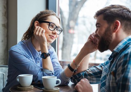 كيف تؤثر العلاقات العاطفية على النوم في منتصف العمر