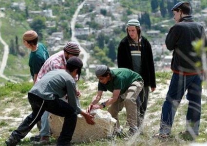 مستوطنون يغلقون مدخل اللبن الشرقية جنوب نابلس