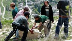 مستوطنون يغلقون مدخل اللبن الشرقية جنوب نابلس