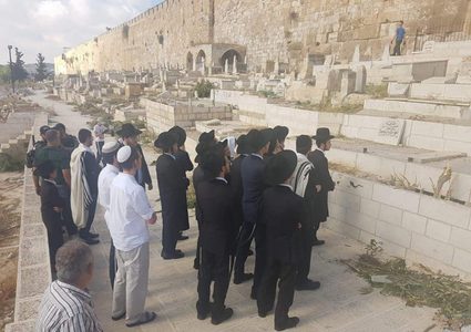 مستوطنون يقتحمون "الأقصى" ويؤدون صلوات تلمودية في باب الرحمة