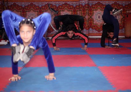 أطفال فلسطينيون يظهرون مهاراتهم في مركز ألعاب القوى الفلسطيني لفنون القتال واللياقة في مدينة غزة ، في 7 فبراير ، 2019.