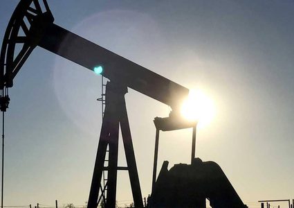 النفط يرتفع.. وإشارات على تقلص المعروض