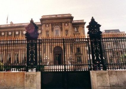 فرنسا تستدعي سفيرها في إيطاليا للتشاور