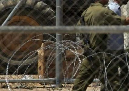 إدارة معتقل "ريمون" تعزل الأسير مالك حامد