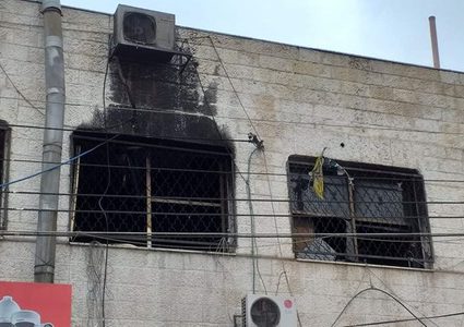 مجهولون يضرمون النار بمركز شباب بلاطة