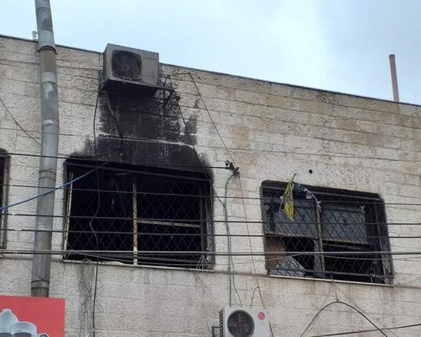 مجهولون يضرمون النار بمركز شباب بلاطة