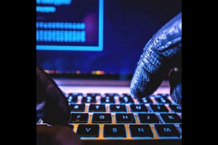 الشرطة تكشف ملابسات قضية انتحال شخصية عبر "فيس بوك"