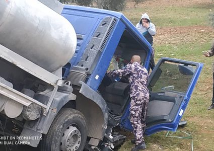 اخلاء اصابة في حادث انحراف صهريج مياه