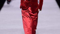 جيجى حديد تتألق بالأحمر فى أسبوع الموضة بنيويورك