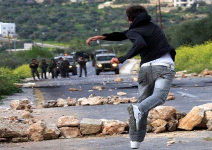 الشاباك يعتقل 3 شبّان رشقوا سيارة للمستوطنين بالحجارة