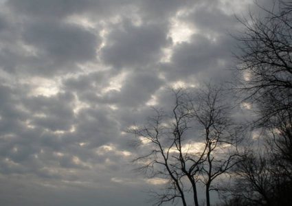 الطقس: انخفاض على درجات الحرارة وزخات متفرقة من الامطار