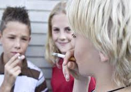 أصدقاء السوء وراء ادمان المراهقين على التدخين