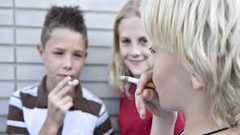 أصدقاء السوء وراء ادمان المراهقين على التدخين