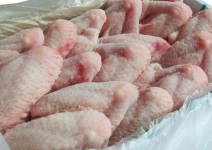 الدواجن المجمدة تعود للأسواق الغزية مغلفة بسعادة المواطنين