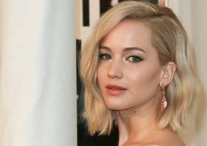 خطبة النجمة جنيفر لورنس لمدير معرض للأعمال الفنية