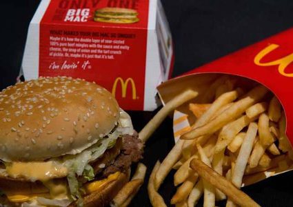 بسبب خطأ في الوجبة.. اتصل بالشرطة ثم بصق في وجههم