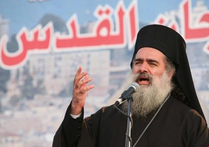 المطران حنا: التهجير القسري يتهدد عشرات العائلات