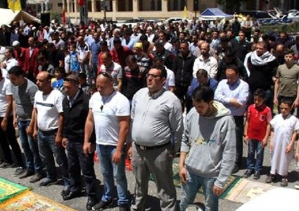 أهالي قلقيلية يؤدون الصلاة في ساحة مستشفى الوكالة