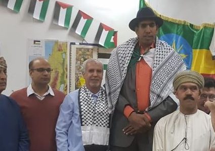 الكوفية على أكتاف المرشح للقب أطول رجل في العالم