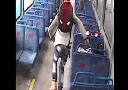 رجل أمريكي ينسى طفله في القطار بسبب "سيجارة" !