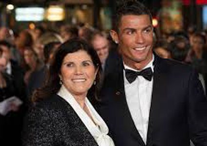 رونالدو يتلقى خبر  عودة السرطان لأمه بعد أيام من عيد ميلاده