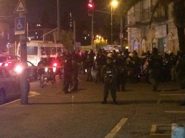 الاحتلال يعتدي على متظاهرين في حي الشيخ جراح بالقدس