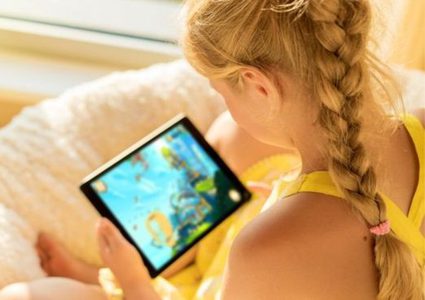 أضرار منع الأطفال من استخدام الأجهزةالذكية وقت العشاء والنوم