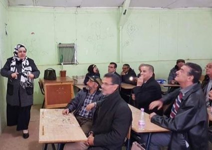 العمر لحظة.. طلاب يلتقون مدرستهم بنفس الفصل بعد 50 عاماً