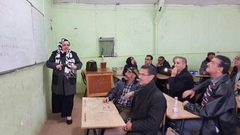 العمر لحظة.. طلاب يلتقون مدرستهم بنفس الفصل بعد 50 عاماً