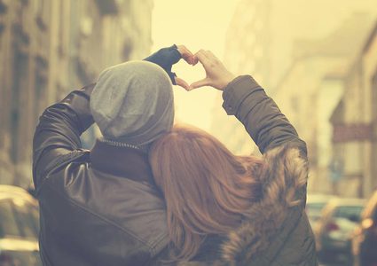 كيف تعرف من يحبك؟